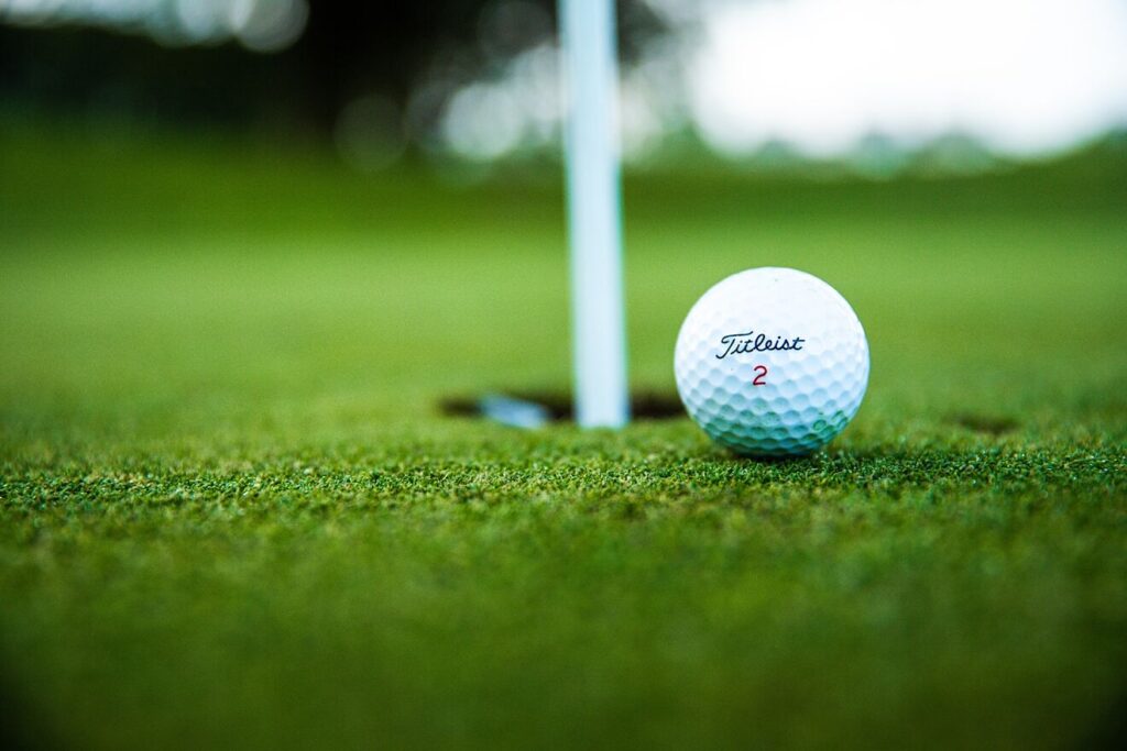 Golfbane og golfbold