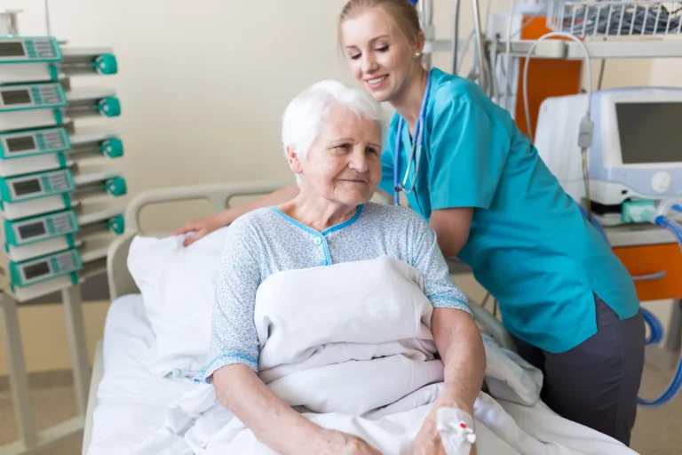 Plejeperson med patient