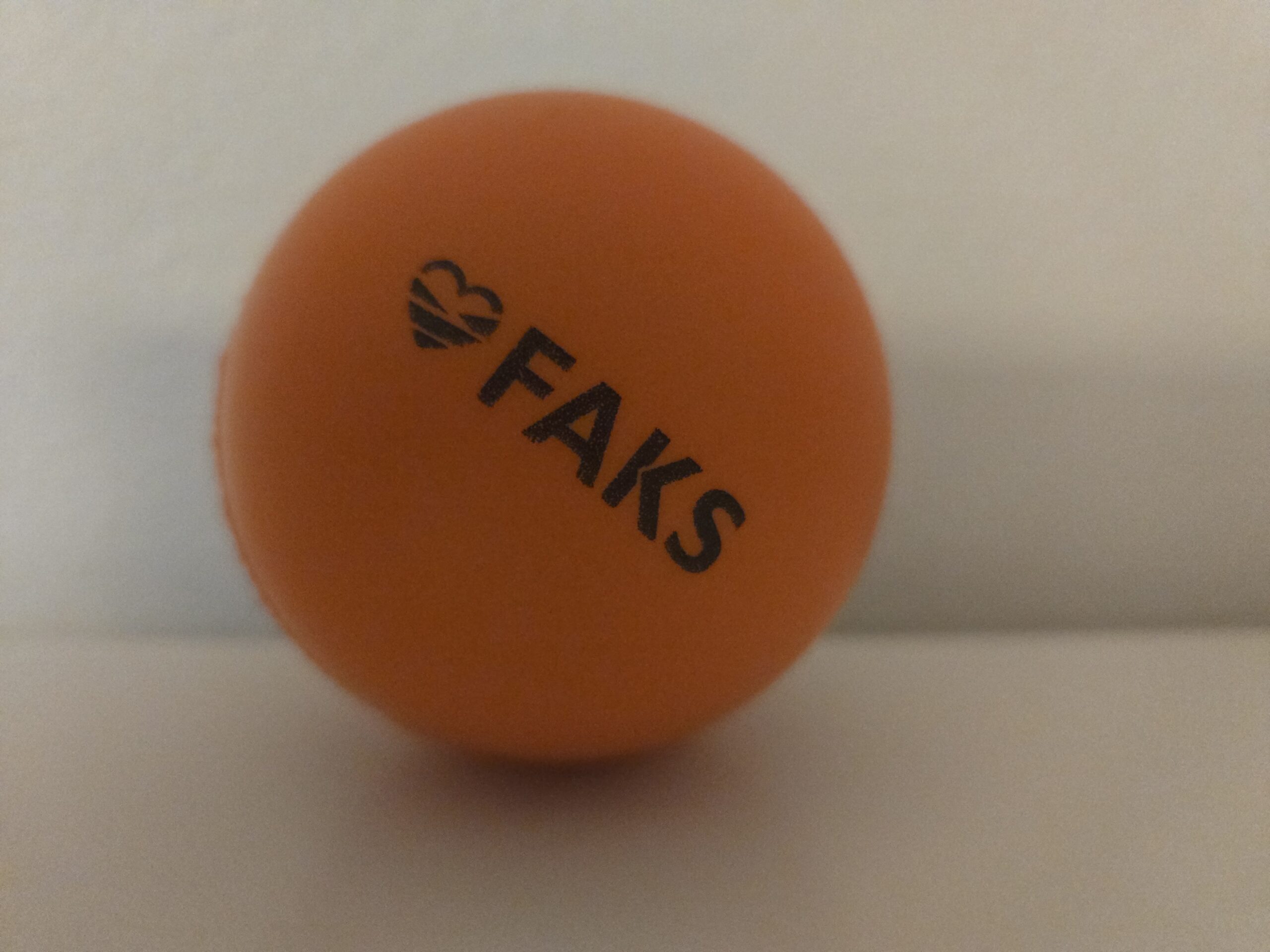 blød-gummi-bold-orange-FAKS-logo