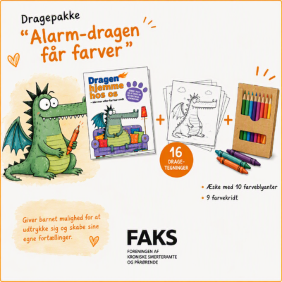 Illustration af den grønne Alarm-drage med en farveblyant, bogen "Dragen hjemme hos os", 16 drage-tegninger til farvelægning samt en æske med farveblyanter og farvekridt. Pakken giver børn mulighed for at udtrykke sig kreativt gennem tegning og farvelægning.