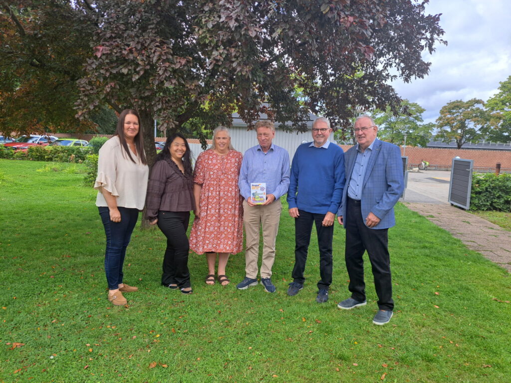 På billedet ses fra venstre: FAKS Randers Heidi Hitz Madsen, Mariette Vilslev og Tina Rewaldt Drachmann og Håndværkerstiftelsen Erik Lundorff (formand), Hans Jørgen Sørensen (bestyrelsesmedlem) og Karsten Skjødt-Jakobsen (næstformand) Foto: FAKS Randers